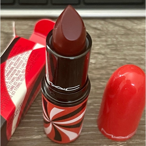 MAC • Hypnotizing Holiday Matte Lipstick ‘Magic Charmer’ - Picture 4 of 10